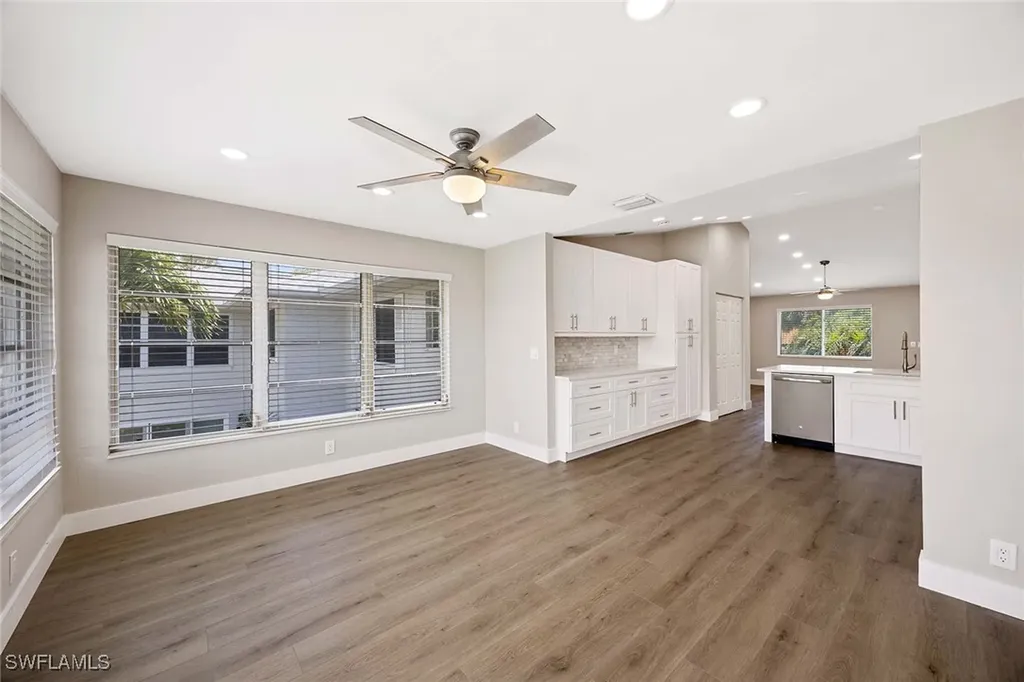 707 Neapolitan Way Naples FL 34103