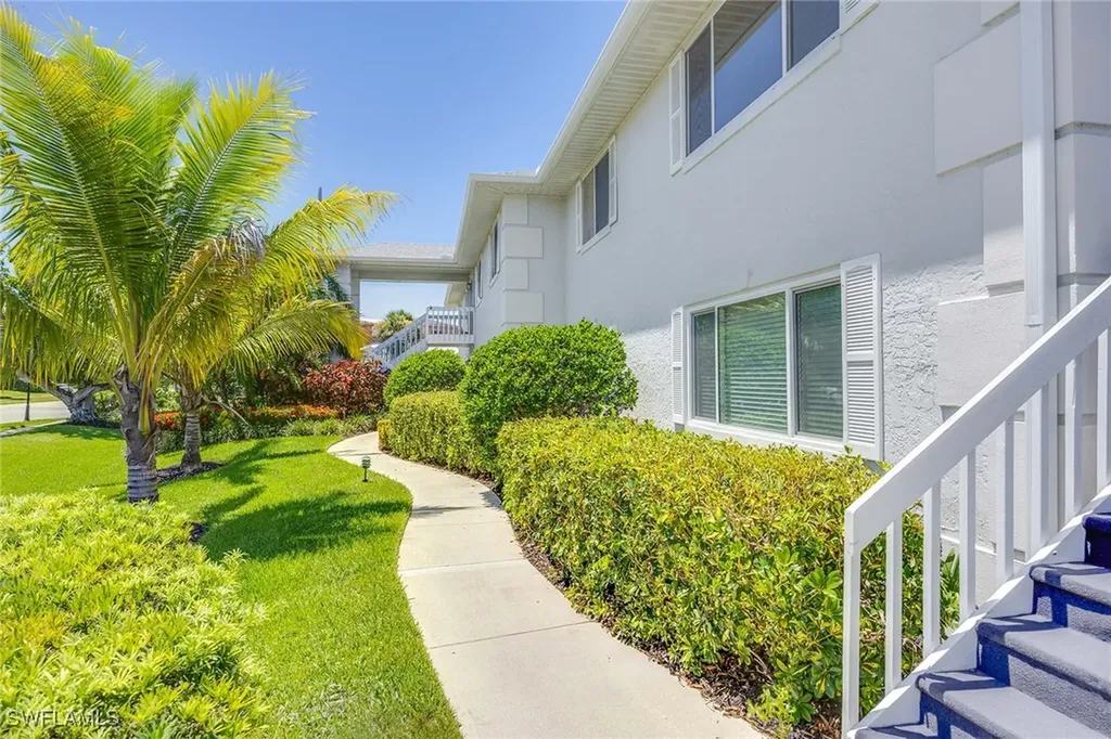 707 Neapolitan Way Naples FL 34103