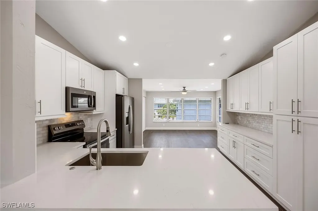 707 Neapolitan Way Naples FL 34103