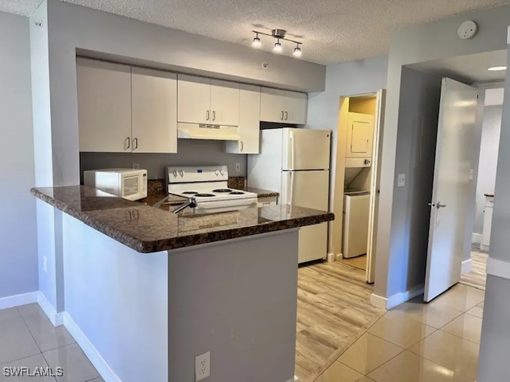 1185 Wildwood Lakes Boulevard Naples FL 34104