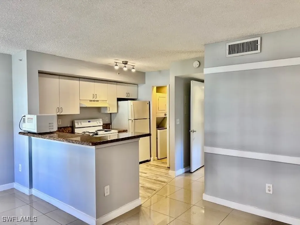 1185 Wildwood Lakes Boulevard Naples FL 34104