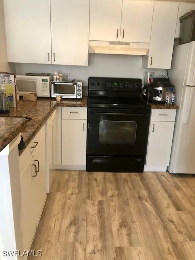 1185 Wildwood Lakes Boulevard Naples FL 34104