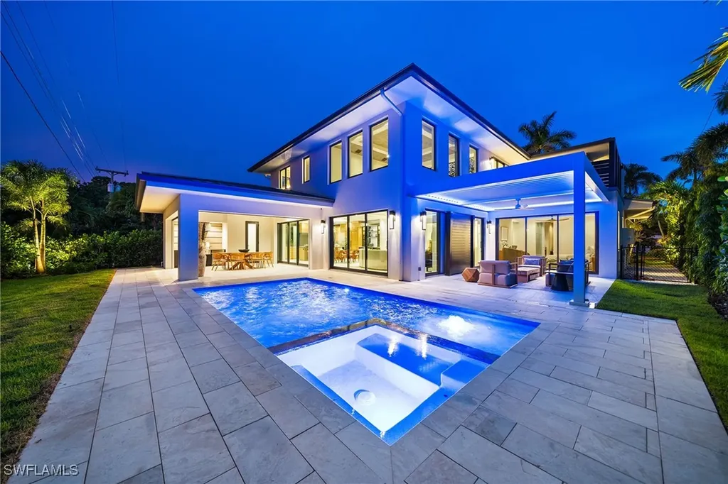 1261 13th Avenue N Naples FL 34102