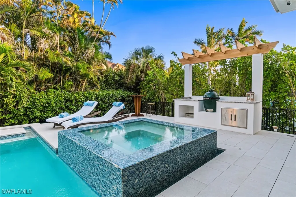 3290 Crayton Road Naples FL 34103