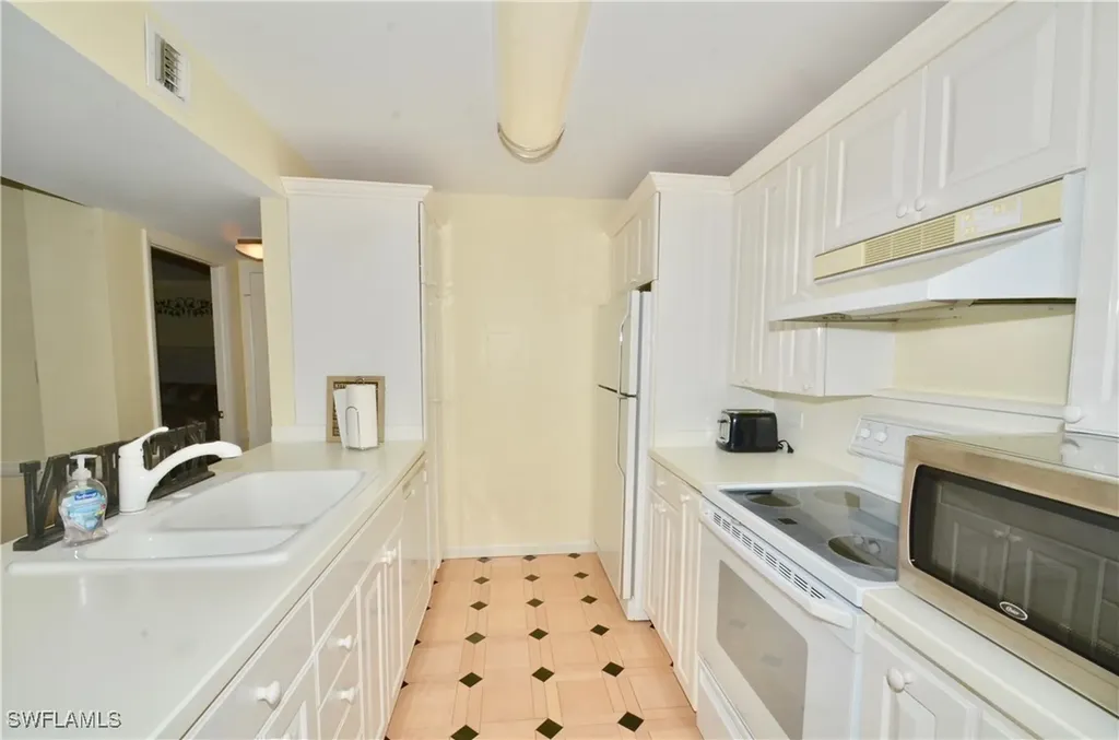 555 Park Shore Drive Naples FL 34103