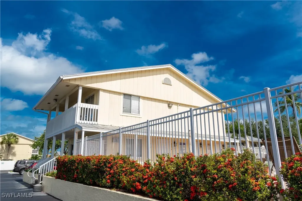 4627 Bayshore Drive Naples FL 34112