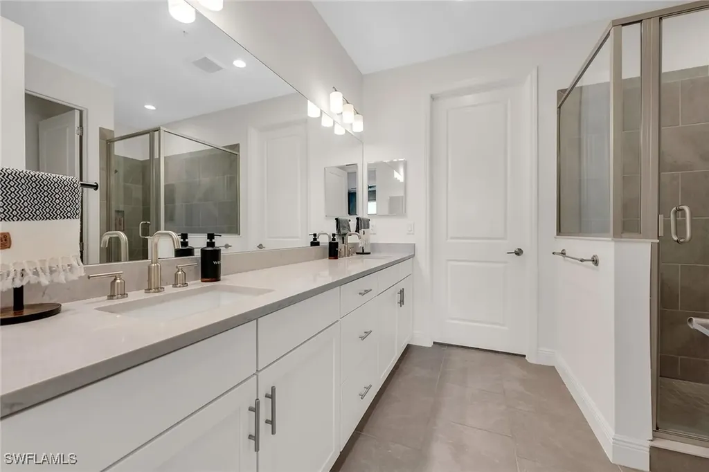 2543 Seychelles Drive Naples FL 34112