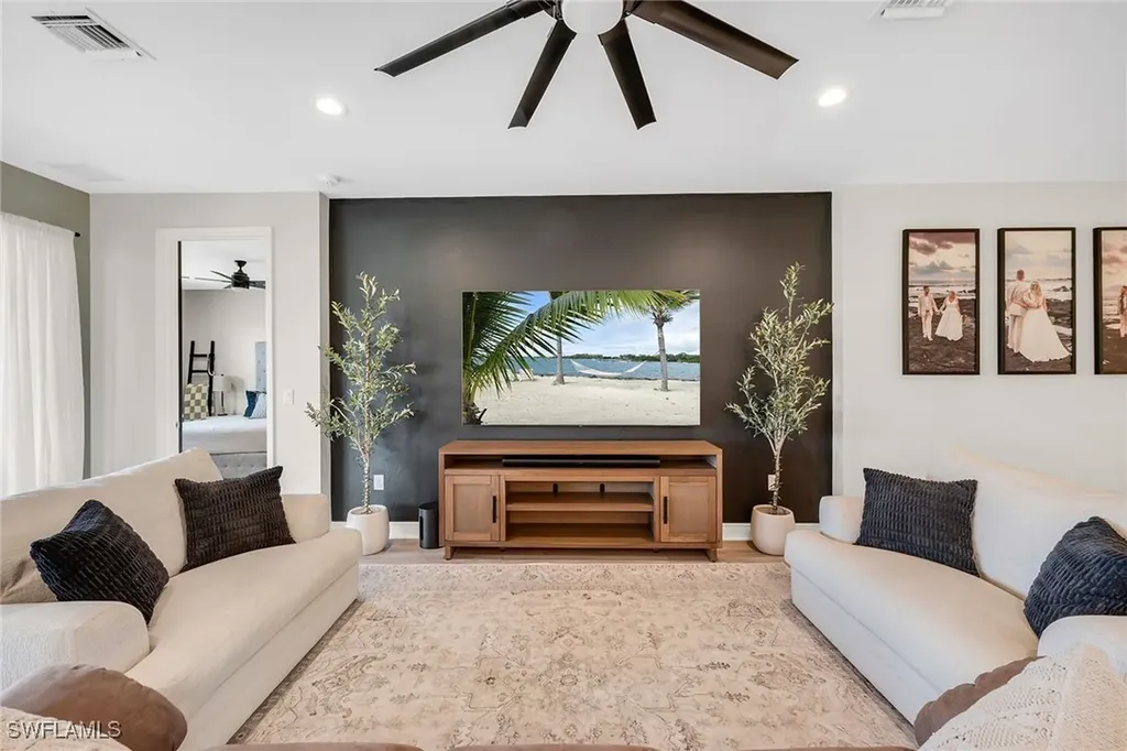 2543 Seychelles Drive Naples FL 34112