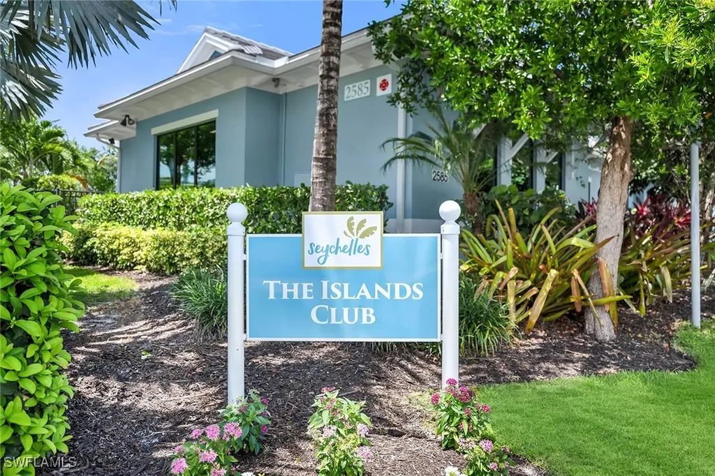 2543 Seychelles Drive Naples FL 34112