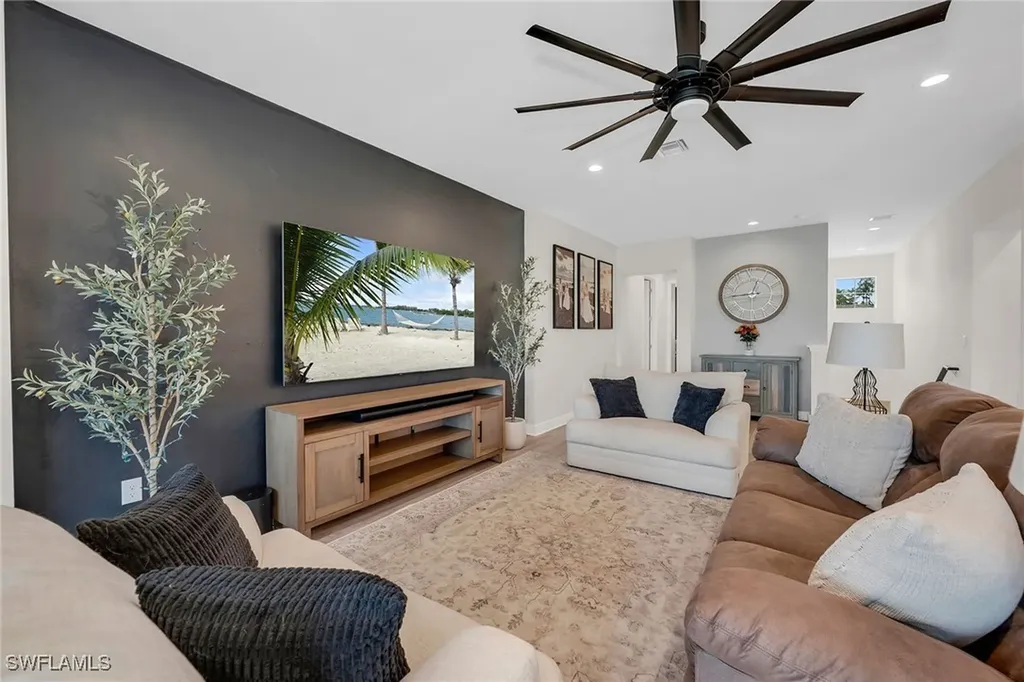 2543 Seychelles Drive Naples FL 34112