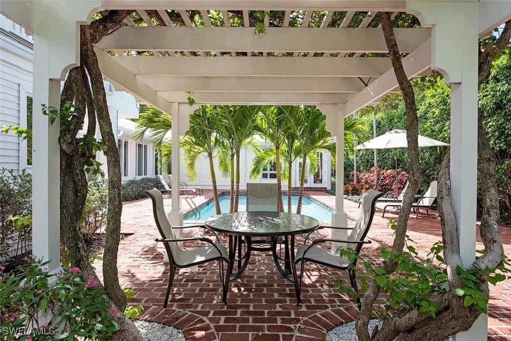 369 2nd Avenue N Naples FL 34102