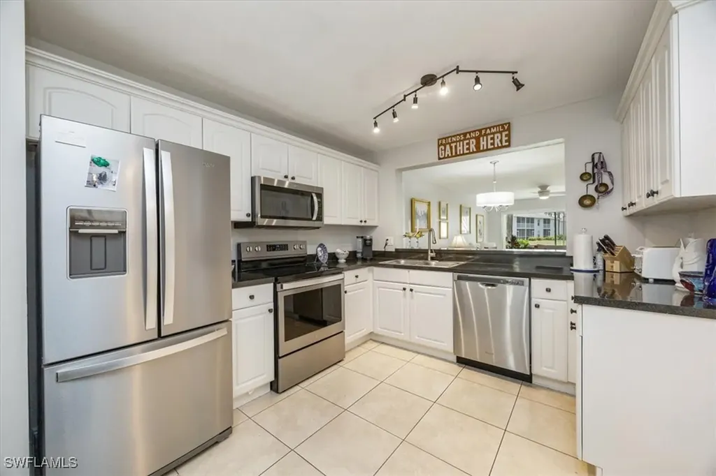 Naples FL, 1330 Derbyshire Court, Unit E104