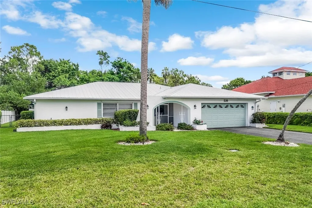 539 Cypress Way E Naples FL 34110