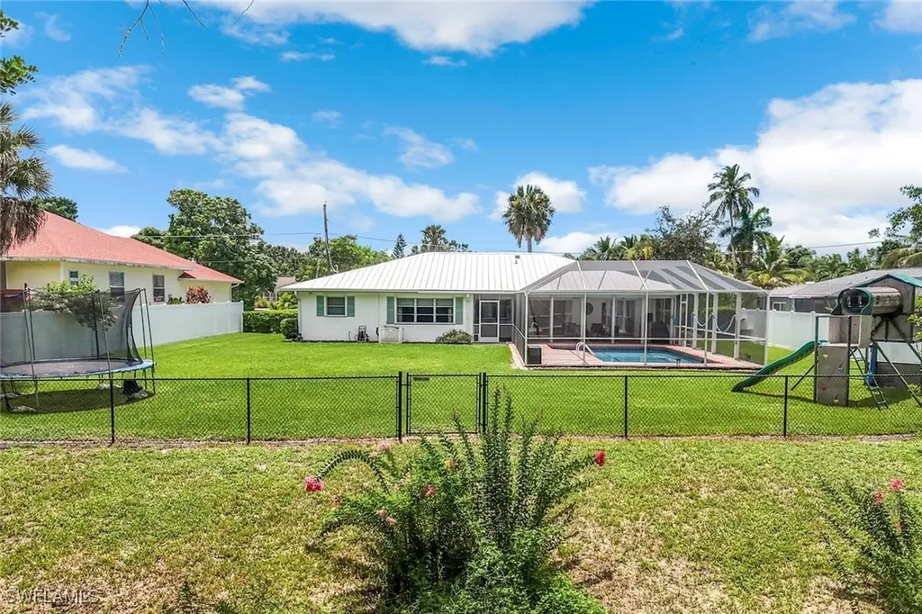 539 Cypress Way E Naples FL 34110