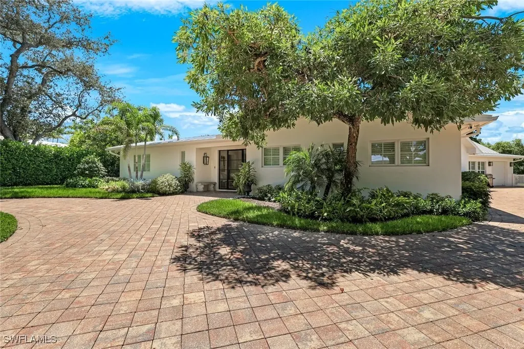 642 6th Avenue N Naples FL 34102