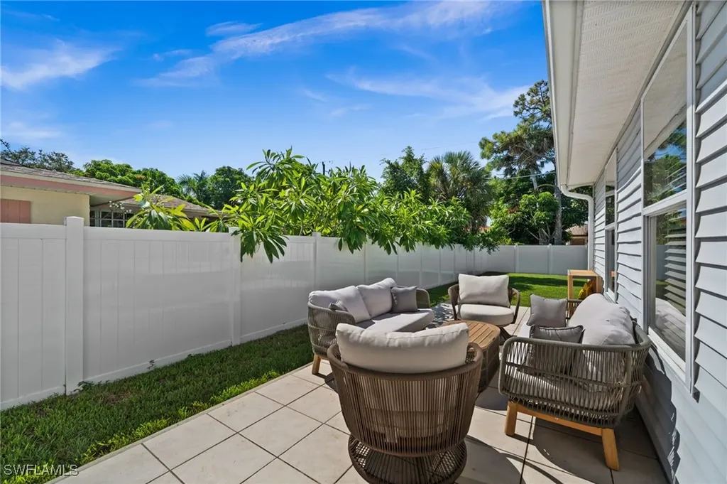 738 95th Avenue N Naples FL 34108