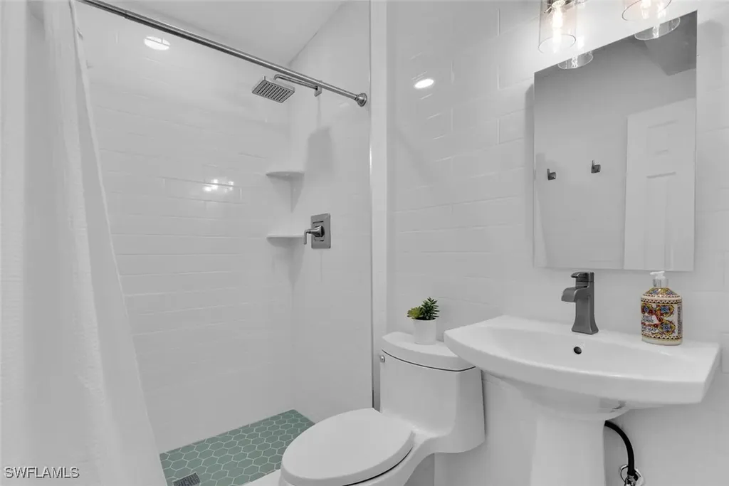 2048 Holiday Lane Naples FL 34104