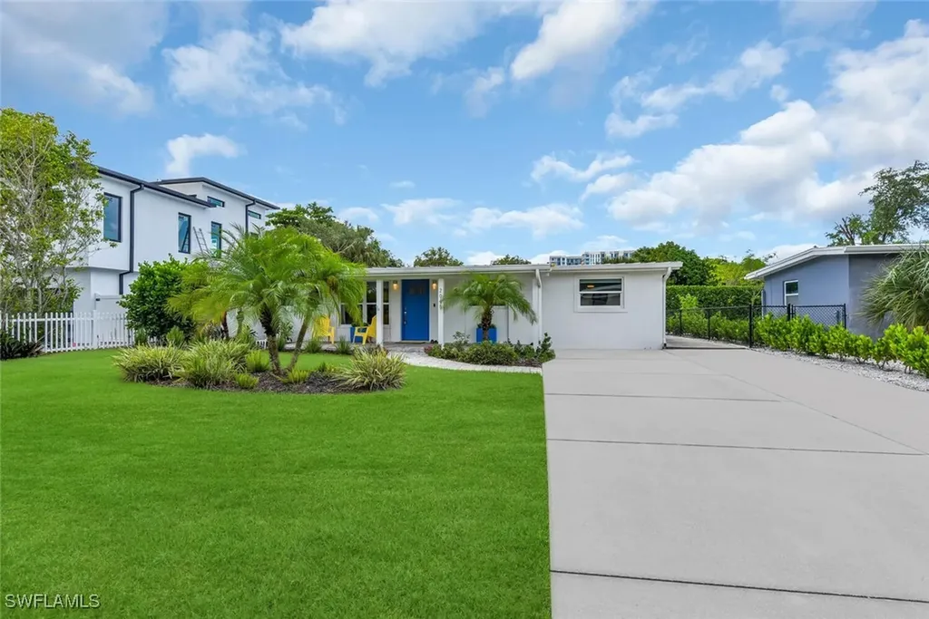 2048 Holiday Lane Naples FL 34104