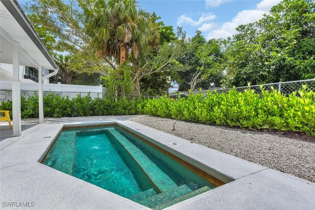 2048 Holiday Lane Naples FL 34104