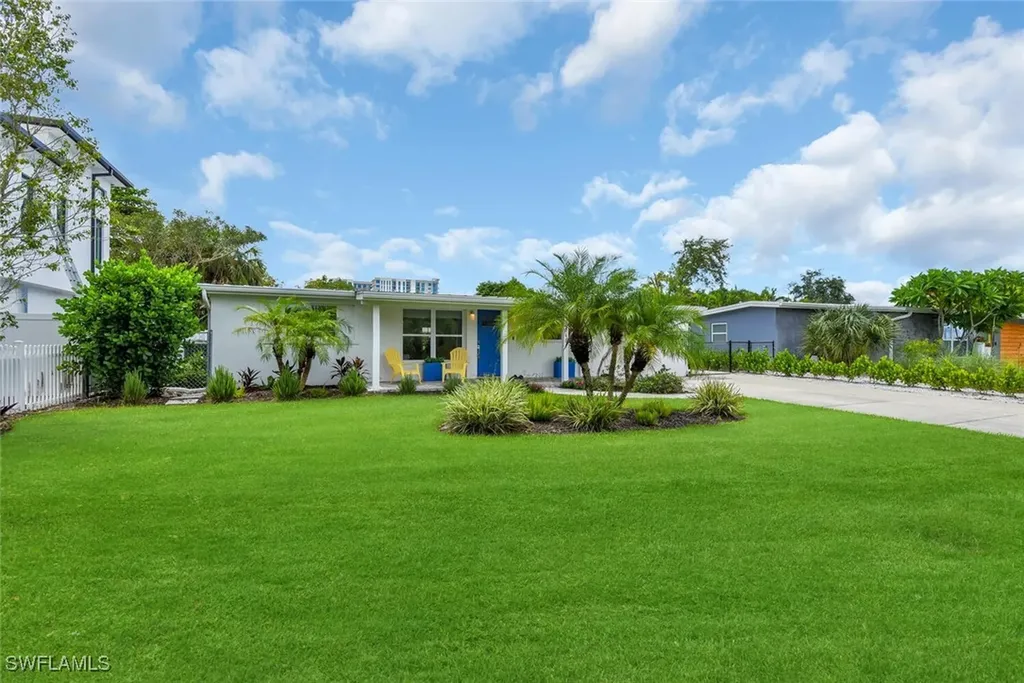 2048 Holiday Lane Naples FL 34104