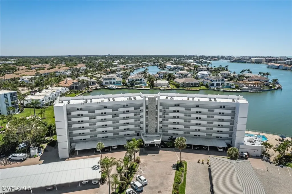 300 Park Shore Drive Naples FL 34103