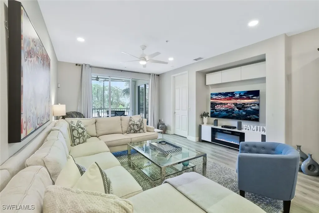 Naples FL, 4883 Hampshire Court, Unit 102