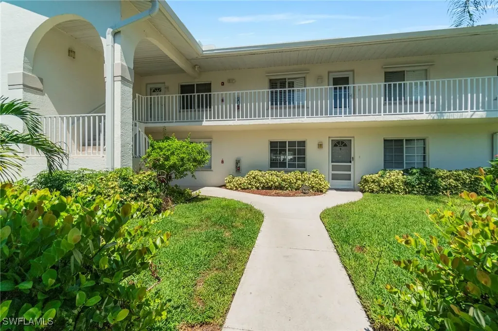 452 Belina Drive Naples FL 34104