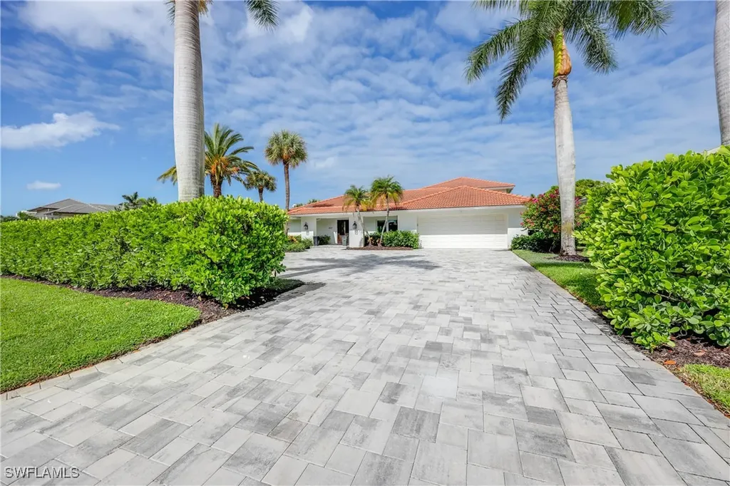 4611 Crayton Road Naples FL 34103