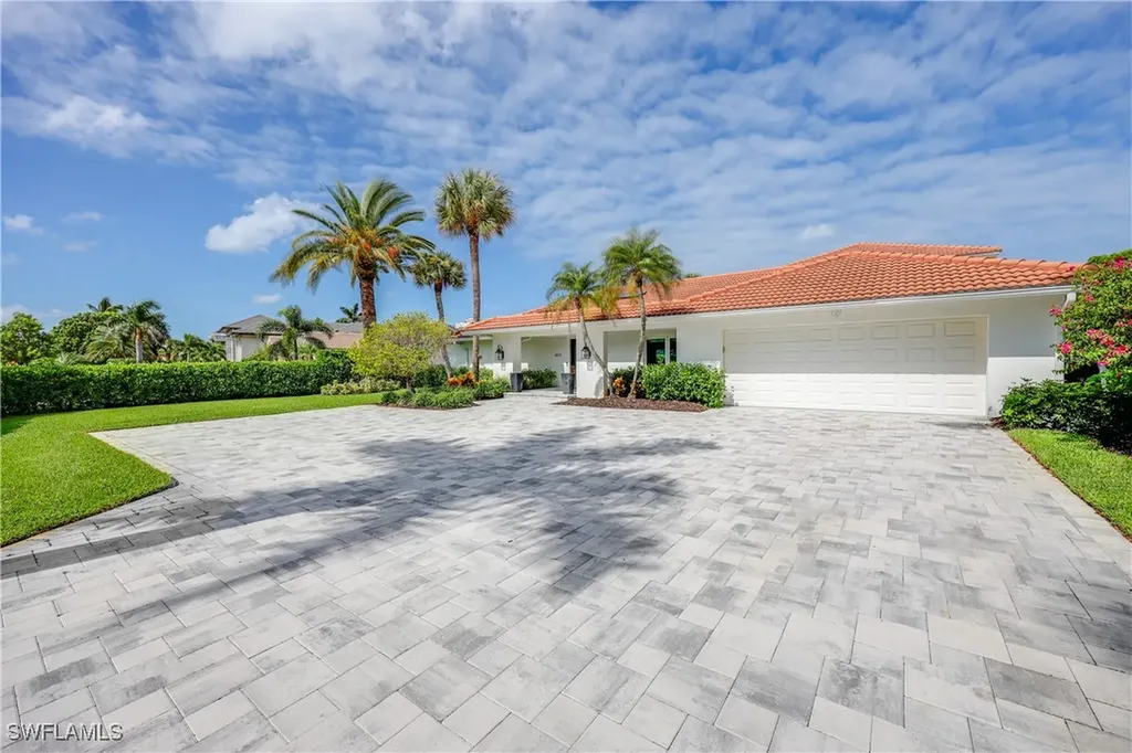 4611 Crayton Road Naples FL 34103