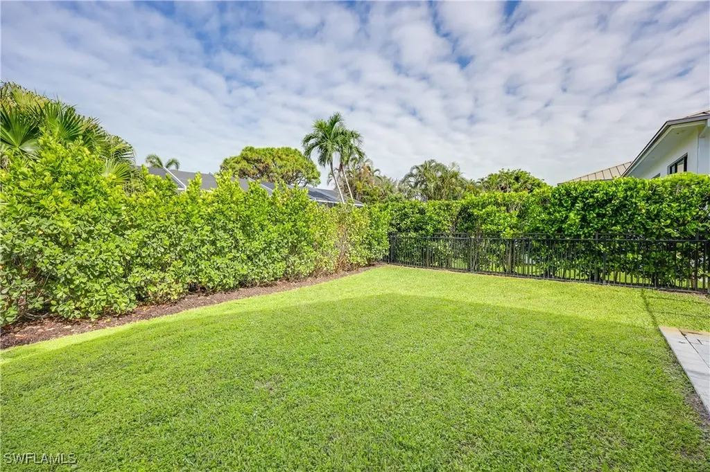 4611 Crayton Road Naples FL 34103