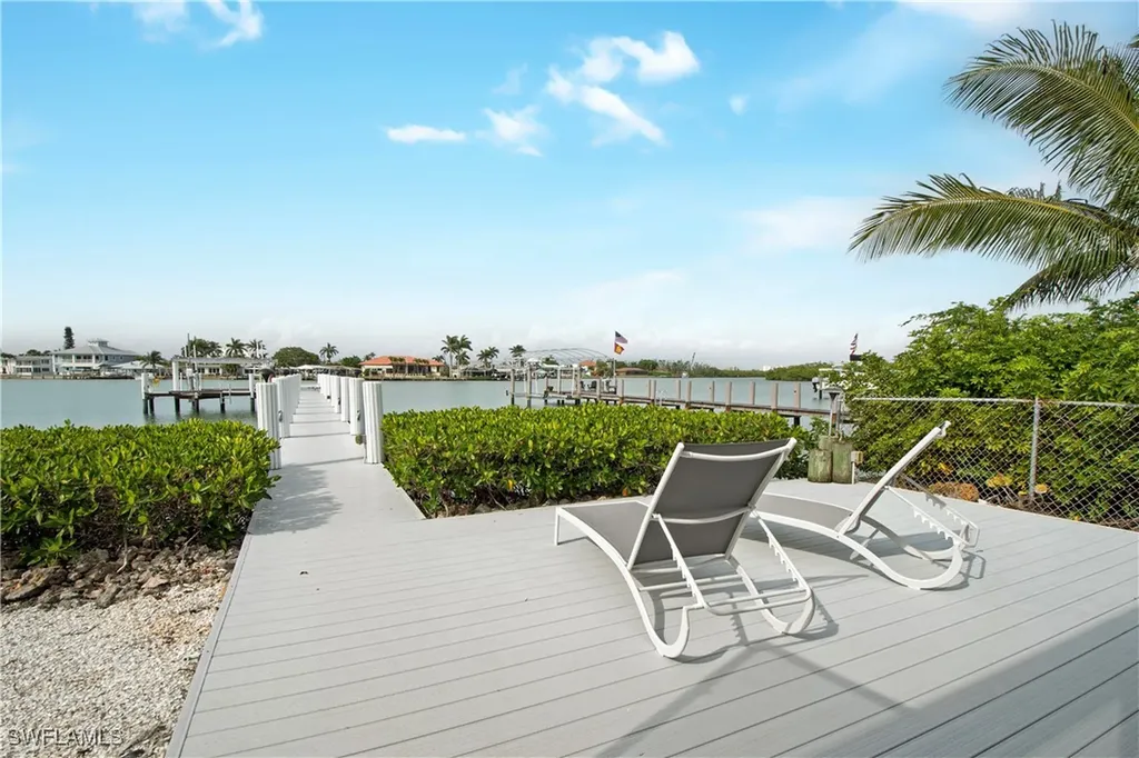 19 Pelican Street E Naples FL 34113