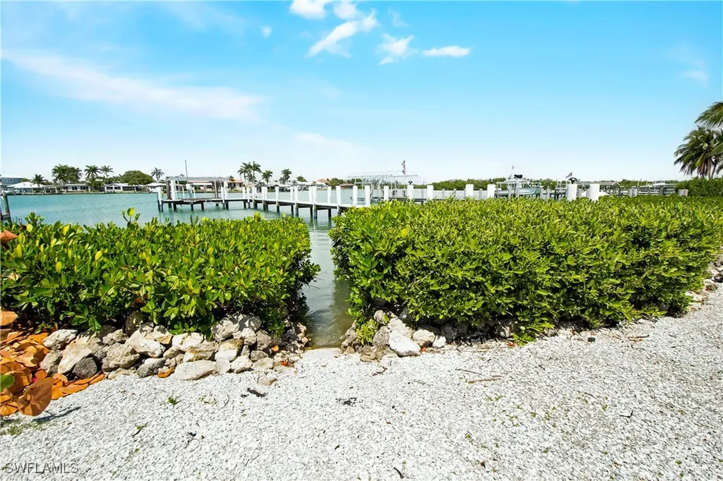 19 Pelican Street E Naples FL 34113