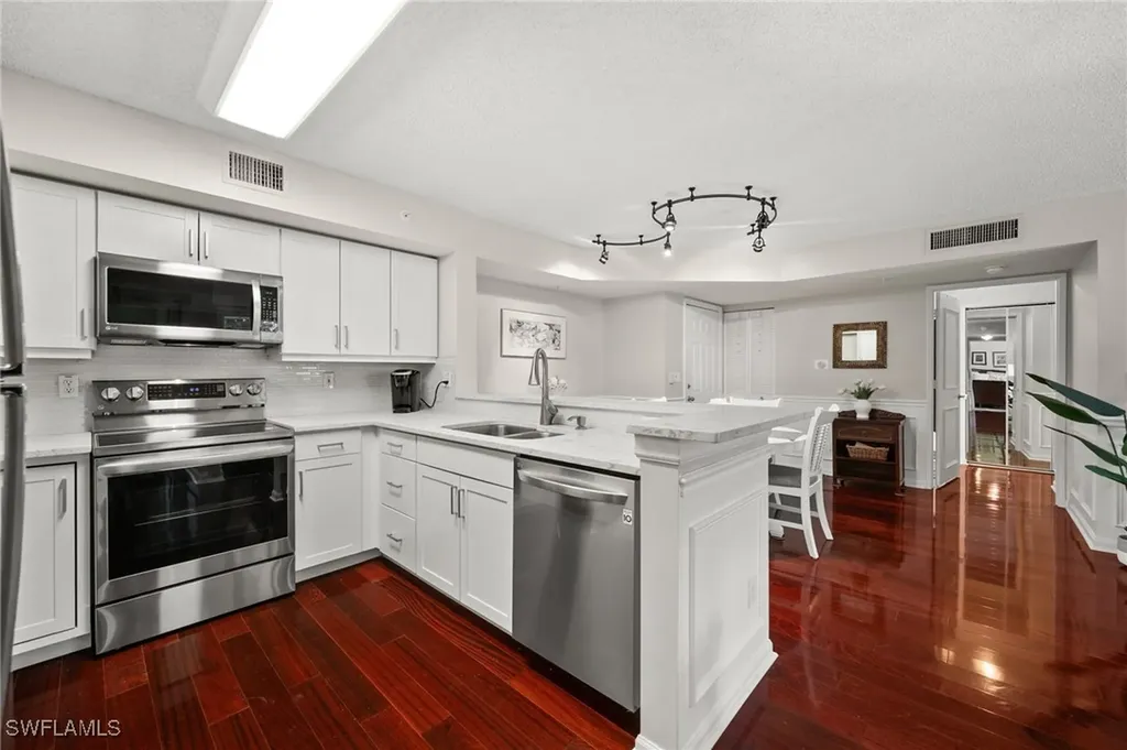 1230 Wildwood Lakes Boulevard Naples FL 34104