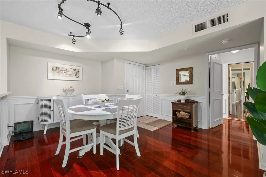 1230 Wildwood Lakes Boulevard Naples FL 34104