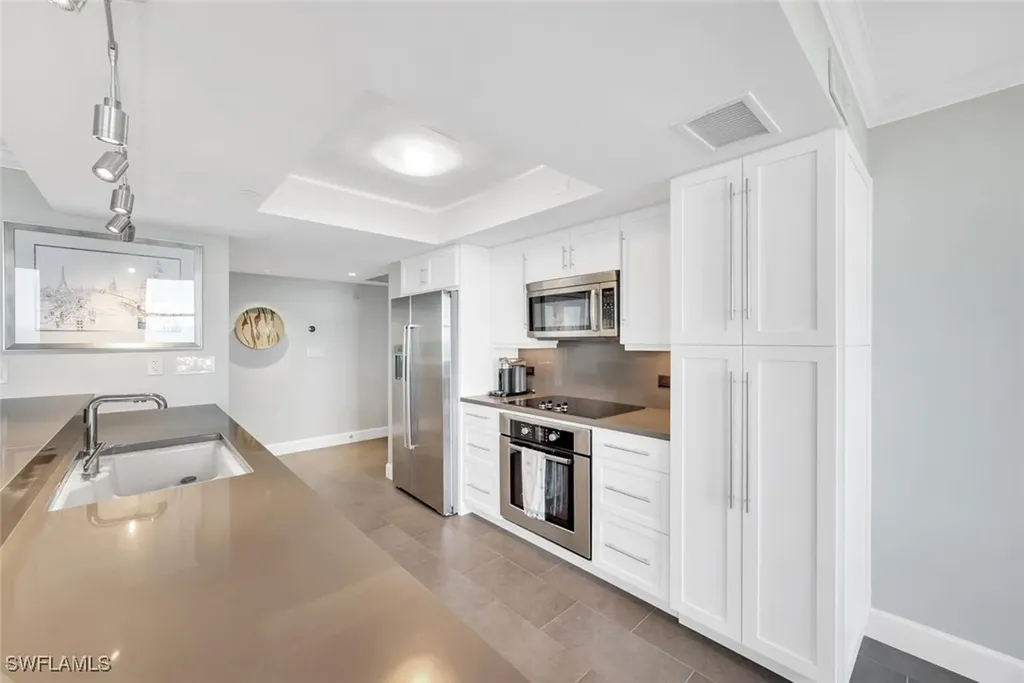 6585 Nicholas Boulevard Naples FL 34108