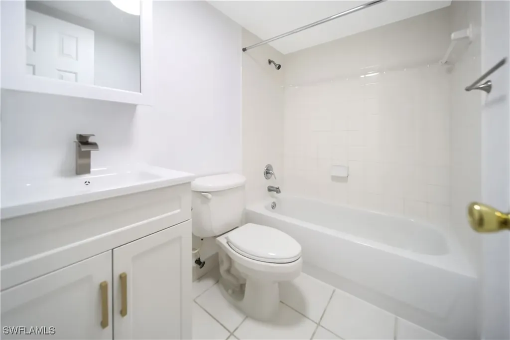 4621 Bayshore Drive Naples FL 34112