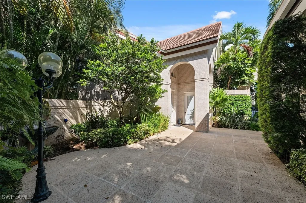 356 Colony Drive Naples FL 34108