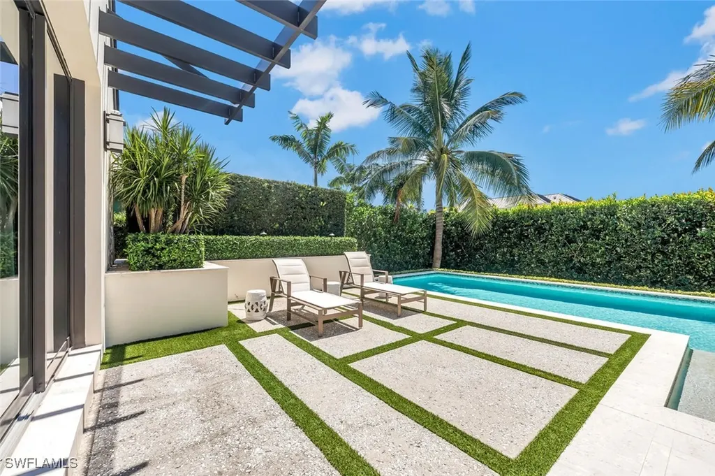 556 17th Avenue S Naples FL 34102