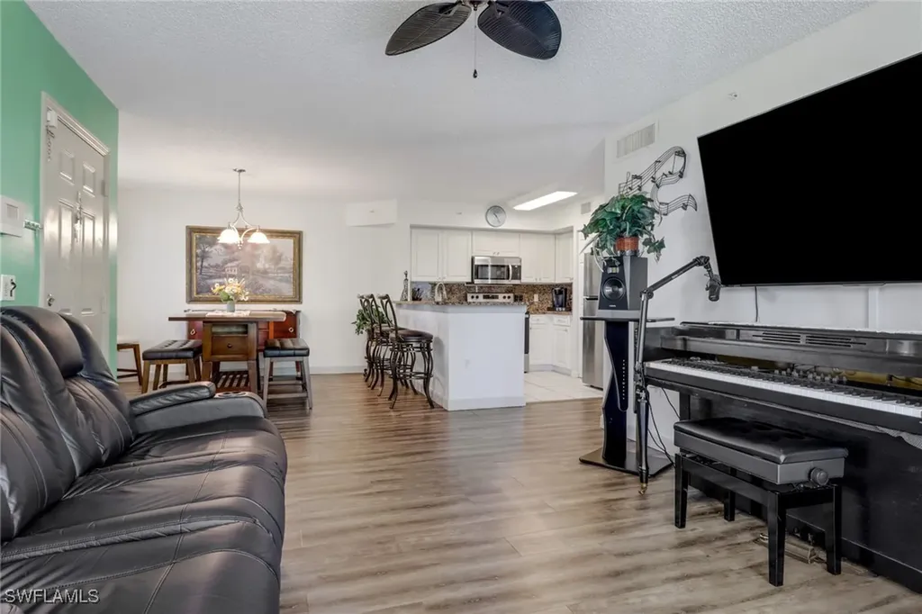 1160 Wildwood Lakes Boulevard Naples FL 34104