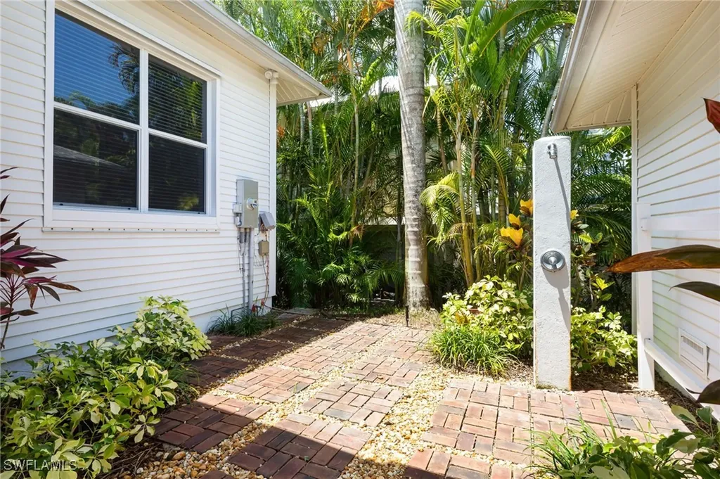 155 1st Avenue S Naples FL 34102