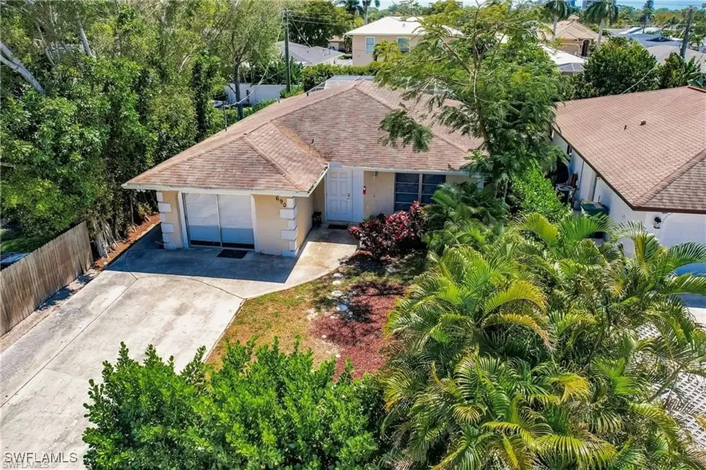 690 95th Avenue N Naples FL 34108