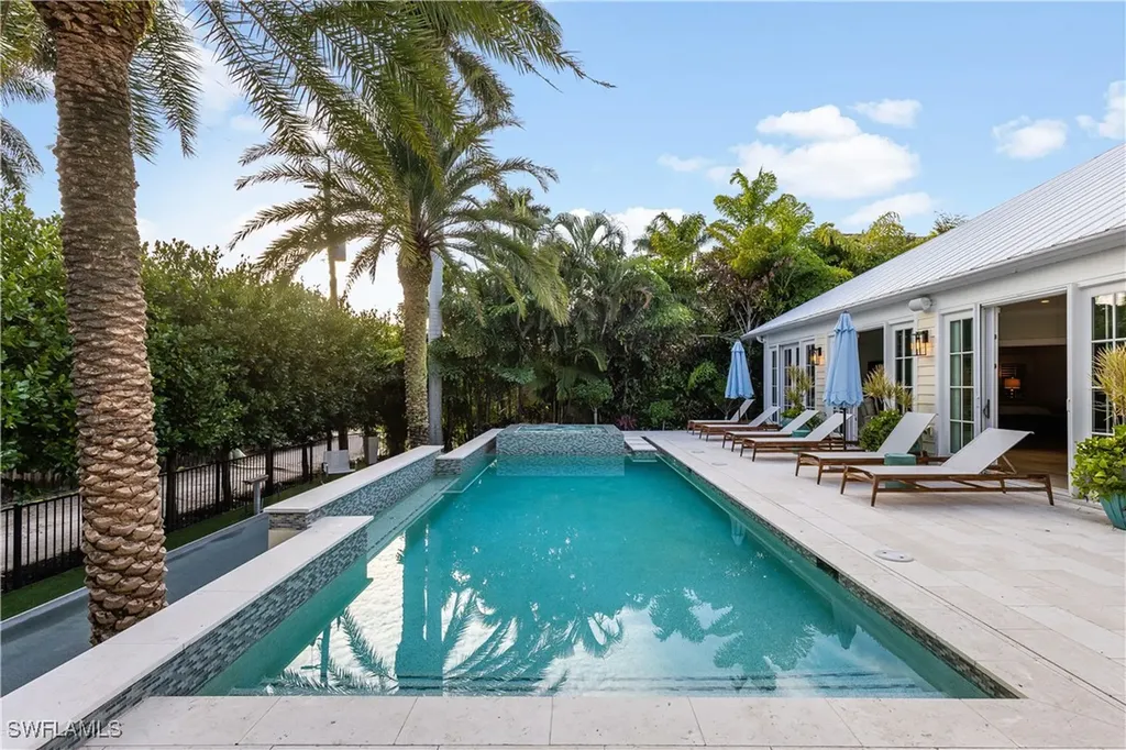 154 4th Avenue N Naples FL 34102