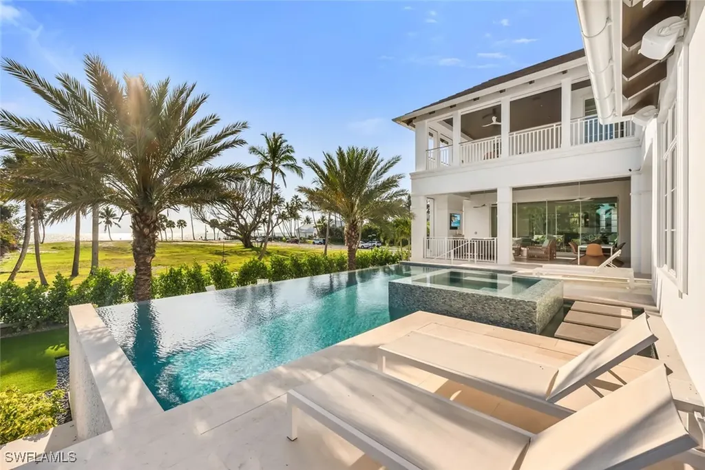 Naples FL, 1835 Gulf Shore Boulevard S