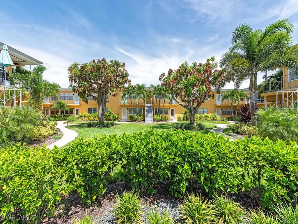 211 8th Avenue S Naples FL 34102