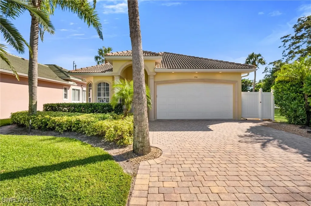 794 97th Avenue N Naples FL 34108