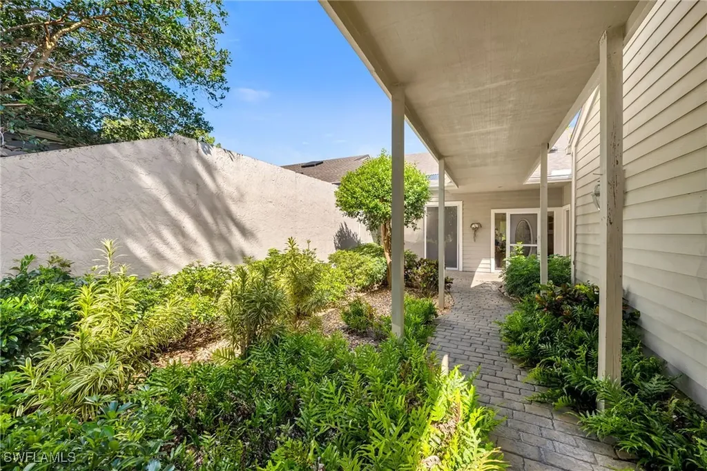 415 Edgemere Way N Naples FL 34105