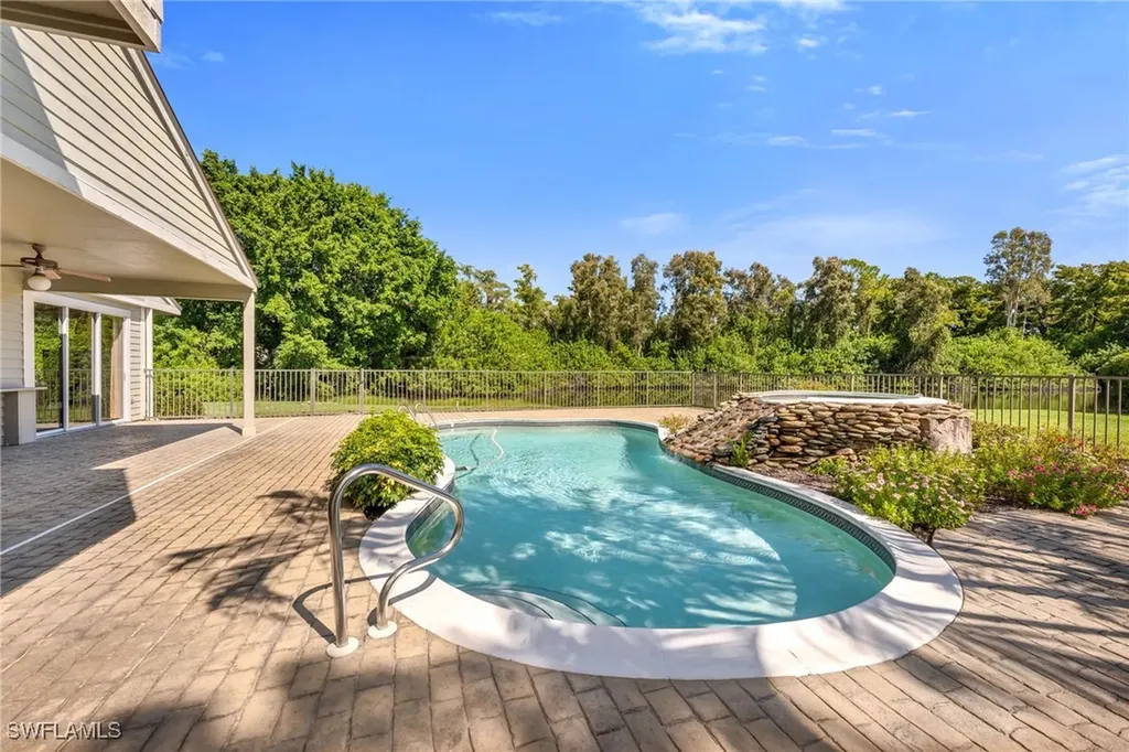 415 Edgemere Way N Naples FL 34105