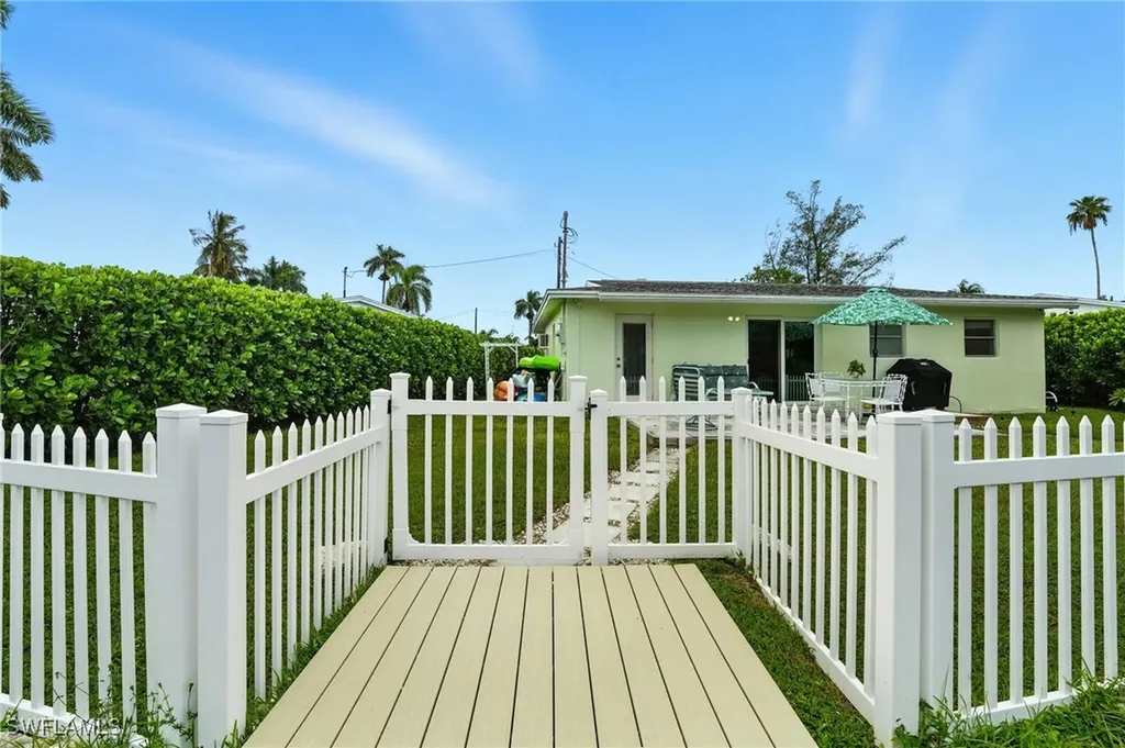 578 14th Street N Naples FL 34102