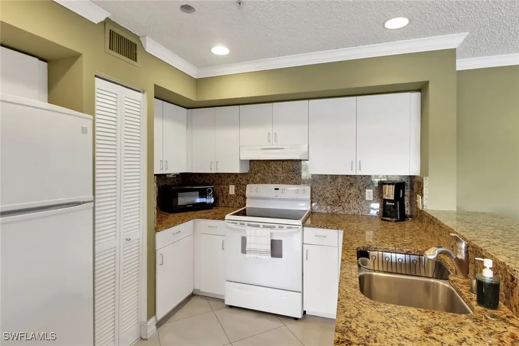 1195 Wildwood Lakes Boulevard Naples FL 34104