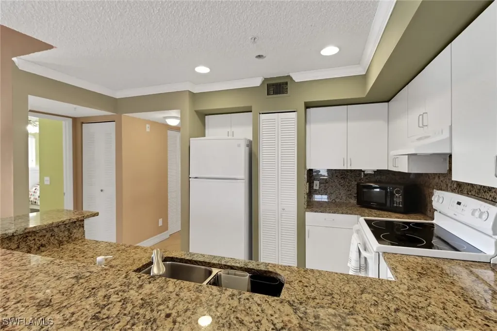 1195 Wildwood Lakes Boulevard Naples FL 34104